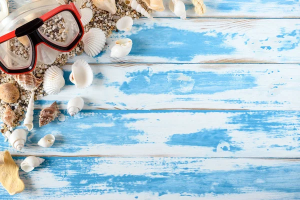 Accessori da spiaggia su tavola di legno blu vintage. Concetto vacanza estiva — Foto Stock