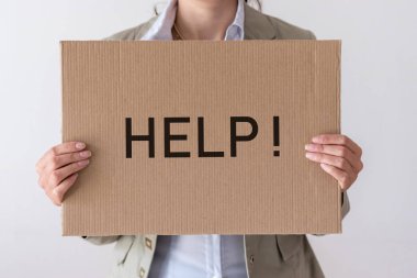 Bir kadın yardım yazıt ile bir afiş tutar