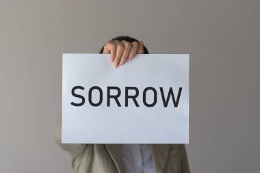 Bir kadın bir banner yazıt üzüntü ile tutar