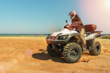 Bir adam Atv üzerinde off-road sürüş. Güneşli.