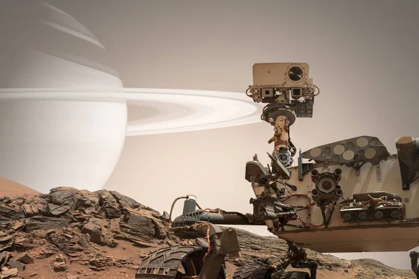 Curiosity Mars Rover exploring the surface of red planet. — Stock Photo, Image