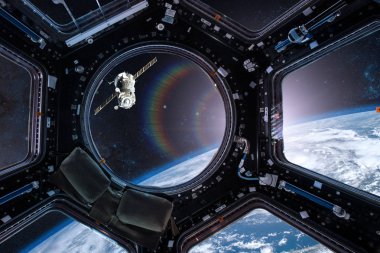 Lombar uzay istasyonu toprak zemin üzerine gelen görüntüleyin. Nasa tarafından döşenmiş bu görüntü unsurları.