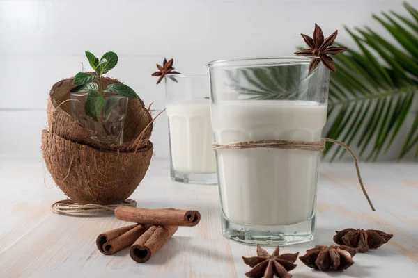 Shell Coco Leite Coco Vidro Com Canela Mesa Madeira — Fotografia de Stock