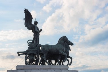 Antik heykel Vittoriano'ya mavi gökyüzü Roma, İtalya.