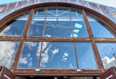 Eski büyük penceresinde gökyüzünün yansıması.