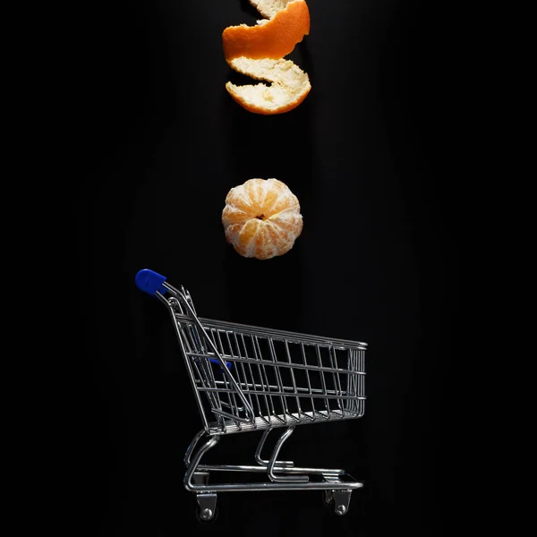 Mandarinas Carrito Compras Sobre Fondo Negro — Foto de Stock