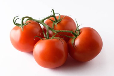 Beyaz arka planda izole edilmiş taze domatesler.
