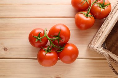 Ahşap arka plan üzerinde taze, olgun domates close-up. Üstten Görünüm.