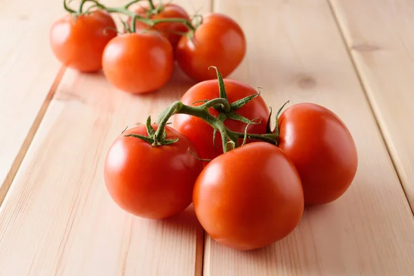 Primer plano de tomates frescos y maduros sobre fondo de madera . — Foto de Stock