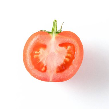 Beyaz arka plan üzerinde izole yarım taze domates. Üstten Görünüm.
