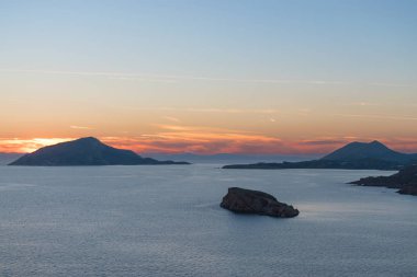 Günbatımı gökyüzü arka plan üzerinde deniz manzara