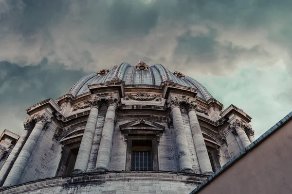 Detail z baziliky svatého Petra ve Vatikánu na zamračený den — Stock fotografie