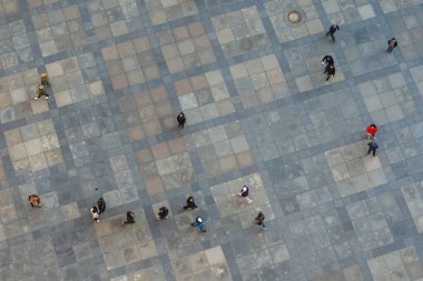 Prag, Çek Cumhuriyeti - 15 Ocak 2020: Yukarıdan sokağa bakan insanlar.