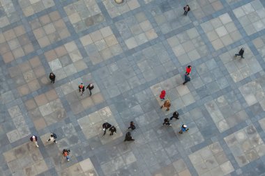 Prag, Çek Cumhuriyeti - 15 Ocak 2020: Yukarıdan sokağa bakan insanlar.