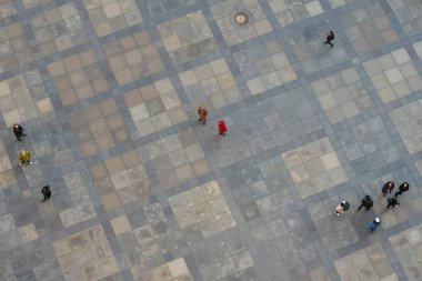 Prag, Çek Cumhuriyeti - 15 Ocak 2020: Yukarıdan sokağa bakan insanlar.