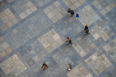 Prag, Çek Cumhuriyeti - 15 Ocak 2020: Yukarıdan sokağa bakan insanlar.