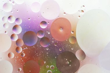 Su yüzeyinde yağ damlaları olan soyut renkli arkaplan. Soyut arkaplan.