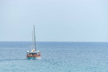 Heraklion, Yunanistan - 18 Mayıs 2018: Gökyüzü arka planında bir deniz yatı.