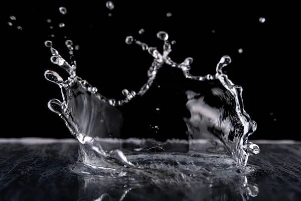 水花被隔离在黑色的背景上 水的质地 — 图库照片