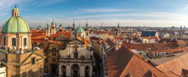 Prag, Çek Cumhuriyeti - 14 Ocak 2020: Prag 'daki eski kentin havadan görünüşü.