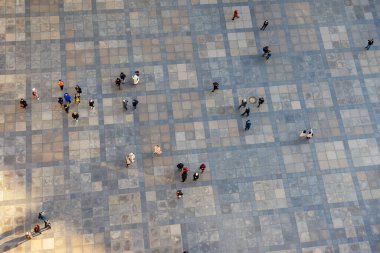 Prag, Çek Cumhuriyeti - 15 Ocak 2020: Yukarıdan sokağa bakan insanlar.