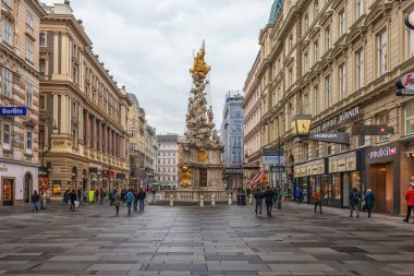 Viyana, Avusturya - 16 Ocak 2020: Viyana, Avusturya 'da insanlar sokakta yürüyor.