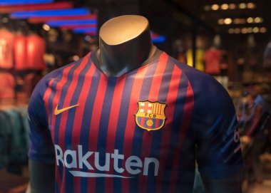 Barselona, İspanya -11 Mart 2019: Barcelona 'daki Resmi Mağaza' da FC Barcelona tişörtü.