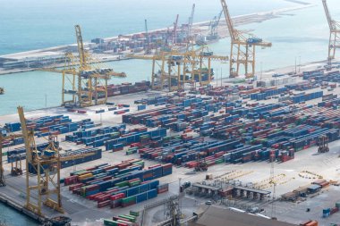 Barselona, İspanya - 12 Mart 2019: Barcelona kentinin yolcu limanında feribot.