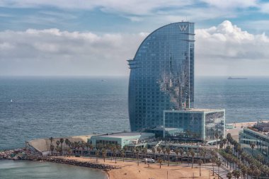 Barcelona, İspanya - 12 Mart 2019: Barceloneta Sahili ve Barcelona, İspanya 'daki W Oteli.