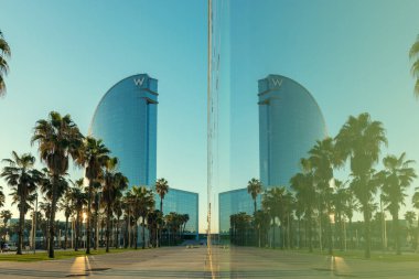 Barcelona, İspanya - 17 Mart 2019: Barcelona limanındaki Hotel Vela (Sail Hotel) olarak bilinen W otelinin görüntüsü. İspanya.