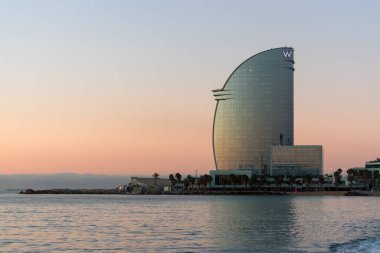 Barcelona, İspanya - 17 Mart 2019: Barceloneta Sahili ve Barcelona, İspanya 'daki W Oteli.