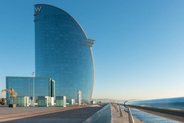Barcelona, İspanya - 17 Mart 2019: Barcelona limanındaki Hotel Vela (Sail Hotel) olarak bilinen W otelinin görüntüsü. İspanya.