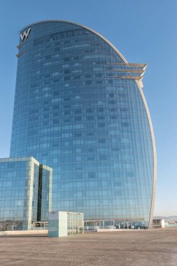 Barcelona, İspanya - 17 Mart 2019: Barcelona limanındaki Hotel Vela Sail Hotel olarak bilinen W otelinin görüntüsü. İspanya.