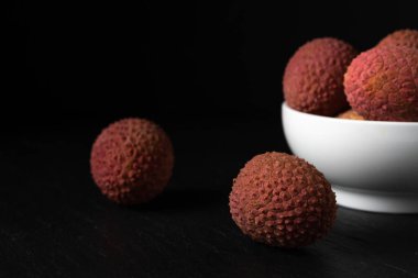 Siyah arka planda Litchi meyveleri. En düşük meyve yaz konsepti.