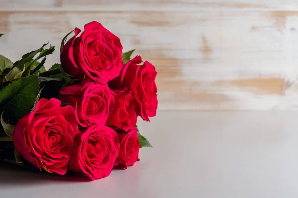 Ramo Rosas Rojas Sobre Mesa Madera Tarjeta Felicitación Para Día —  Fotos de Stock