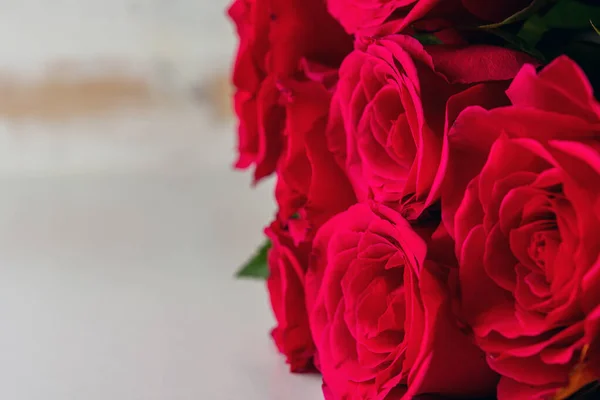 Ramo Rosas Rojas Sobre Mesa Madera Tarjeta Felicitación Para Día —  Fotos de Stock