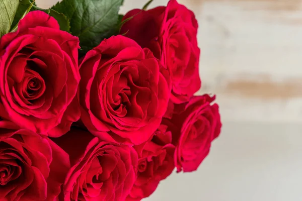 Buquê Rosas Vermelhas Mesa Madeira Cartão Felicitações Para Dia Dos — Fotografia de Stock