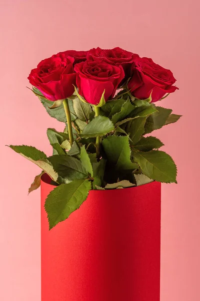 Ramo Rosas Rojas Maceta Roja Sobre Fondo Rosa Tarjeta Felicitación —  Fotos de Stock