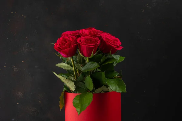 Buquê Rosas Vermelhas Vaso Vermelho Fundo Escuro Cartão Felicitações Para — Fotografia de Stock