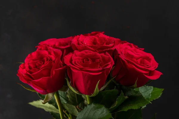 Boeket Rode Rozen Donkere Achtergrond Wenskaart Voor Valentijnsdag Vrouwendag Vakantie — Stockfoto