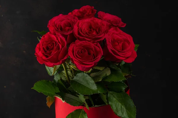 Csokor Vörös Rózsa Piros Pot Sötét Alapon Üdvözlőlap Valentin Napra — Stock Fotó