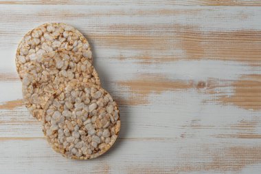 Beyaz tahta masada çıtır çıtır pirinç kekleri. Gıda arkaplanı.