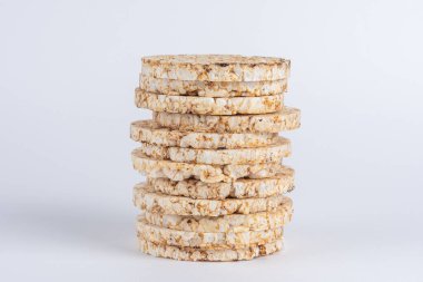 Beyaz masada bir yığın çıtır pirinç keki. Gıda arkaplanı.