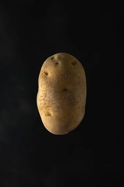 Batata Inteira Sobre Fundo Preto Conceito Mínimo Alimento — Fotografia de Stock