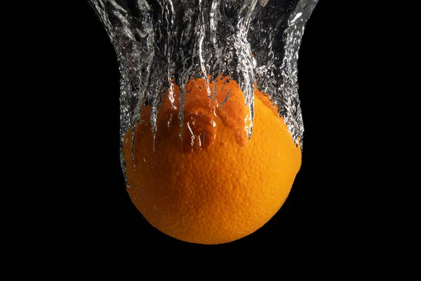 Frische Ganze Orangenfrüchte Wasser Spritzen Isoliert Auf Schwarzem Hintergrund Minimales — Stockfoto