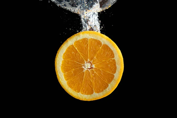 Fruta Naranja Fresca Rodajas Salpicadura Agua Aislada Sobre Fondo Negro — Foto de Stock