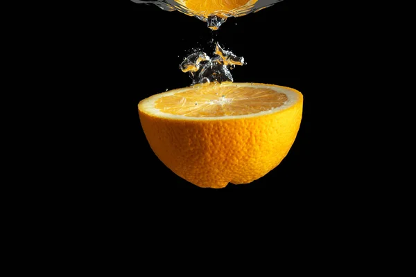 Fruta Naranja Fresca Rodajas Salpicadura Agua Aislada Sobre Fondo Negro — Foto de Stock