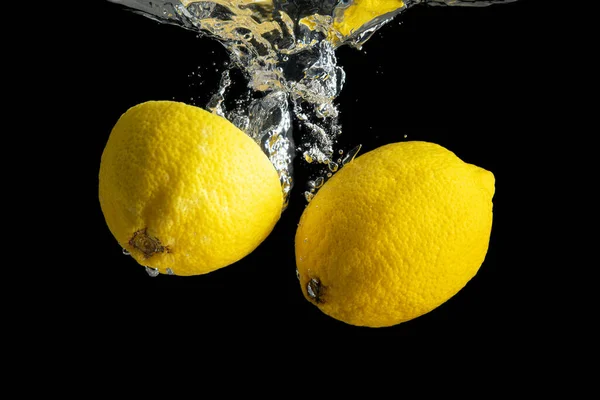 노란색 레몬은 배경에 — 스톡 사진