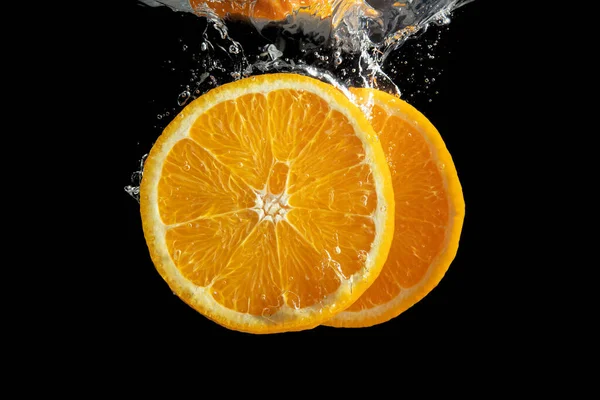 Fruta Naranja Fresca Rodajas Salpicadura Agua Aislada Sobre Fondo Negro — Foto de Stock