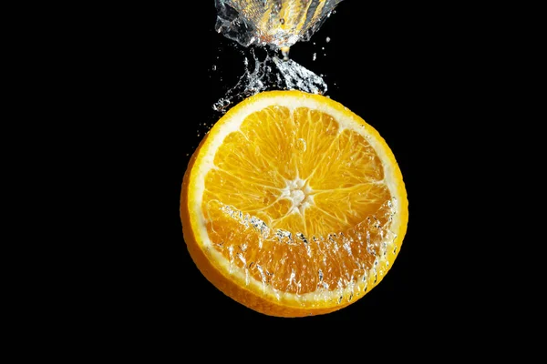 Fruta Naranja Fresca Rodajas Salpicadura Agua Aislada Sobre Fondo Negro — Foto de Stock